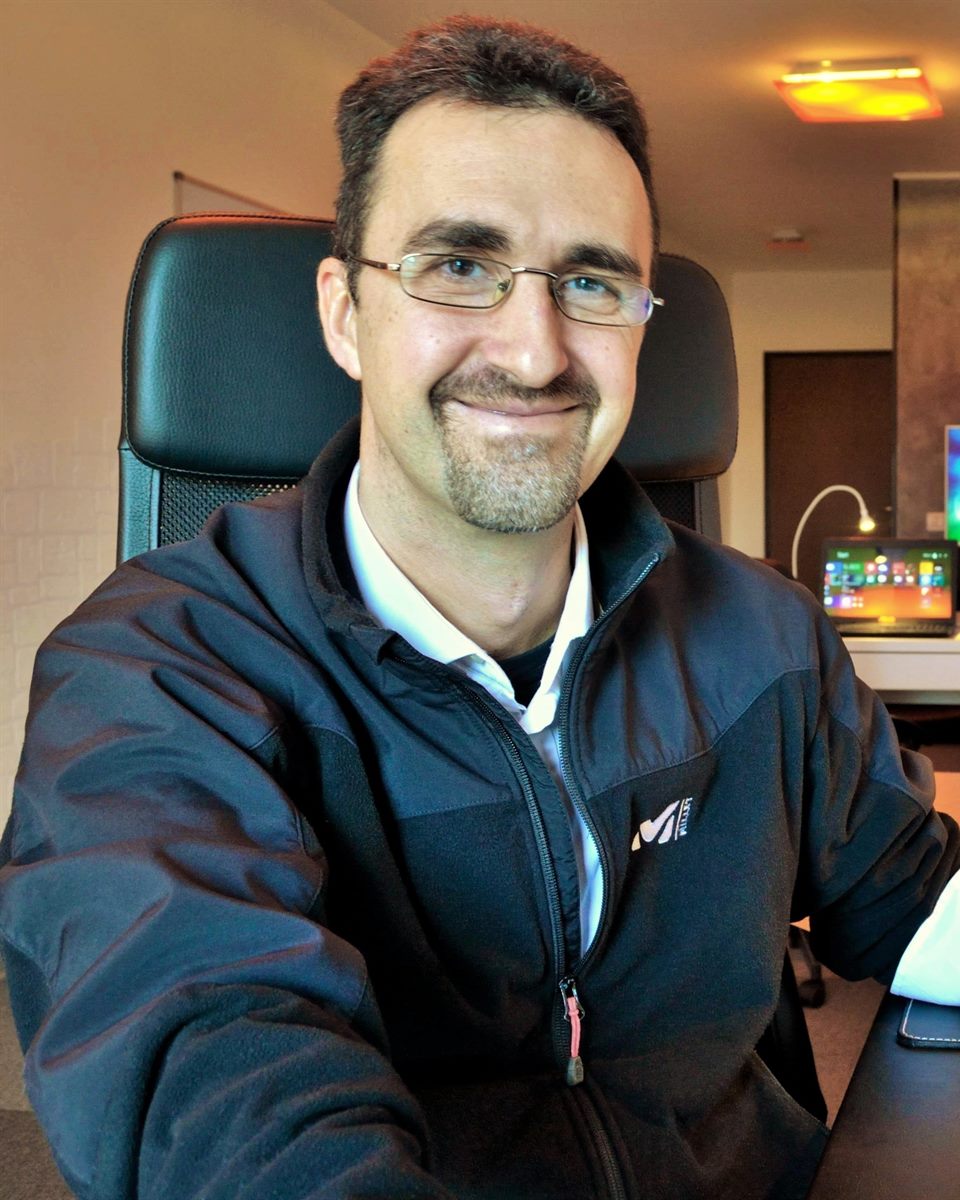 Giorgio Carrozzini alla scrivania della Scuola di Informatica